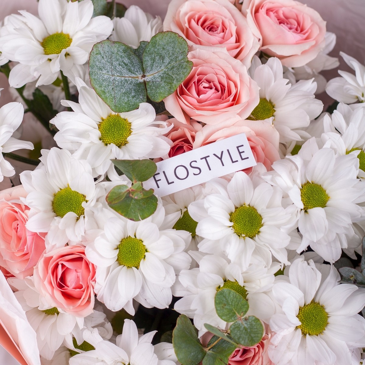 buket s kustovoj hrizantemoj i kustovoj rozoj 12